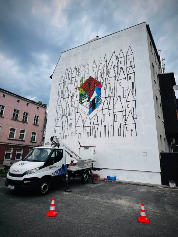 Hospicjum "Kolory" i ich mural na kamienicy w Lesznie