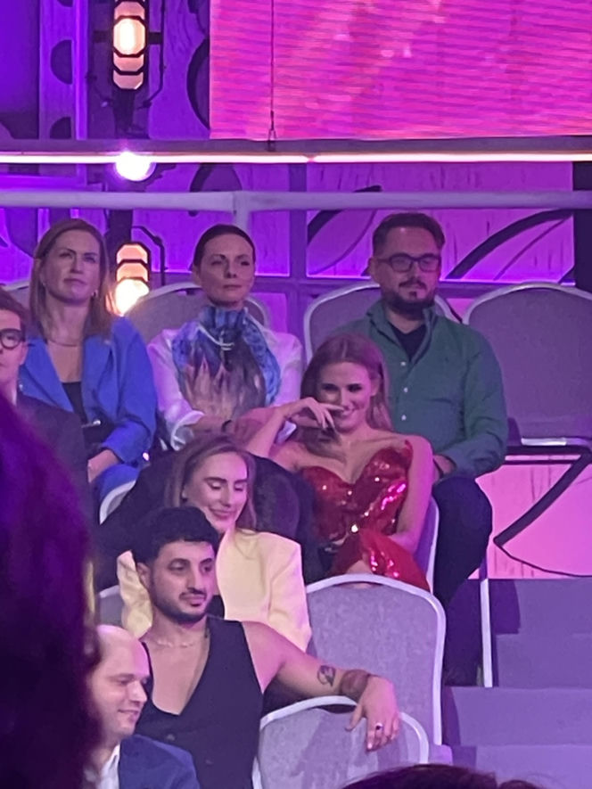 Tak Kaczorowska i Rogacewicz zachowywali się na ramówce TVP. Najpierw obejmował, a potem nurkował pod krzesło!