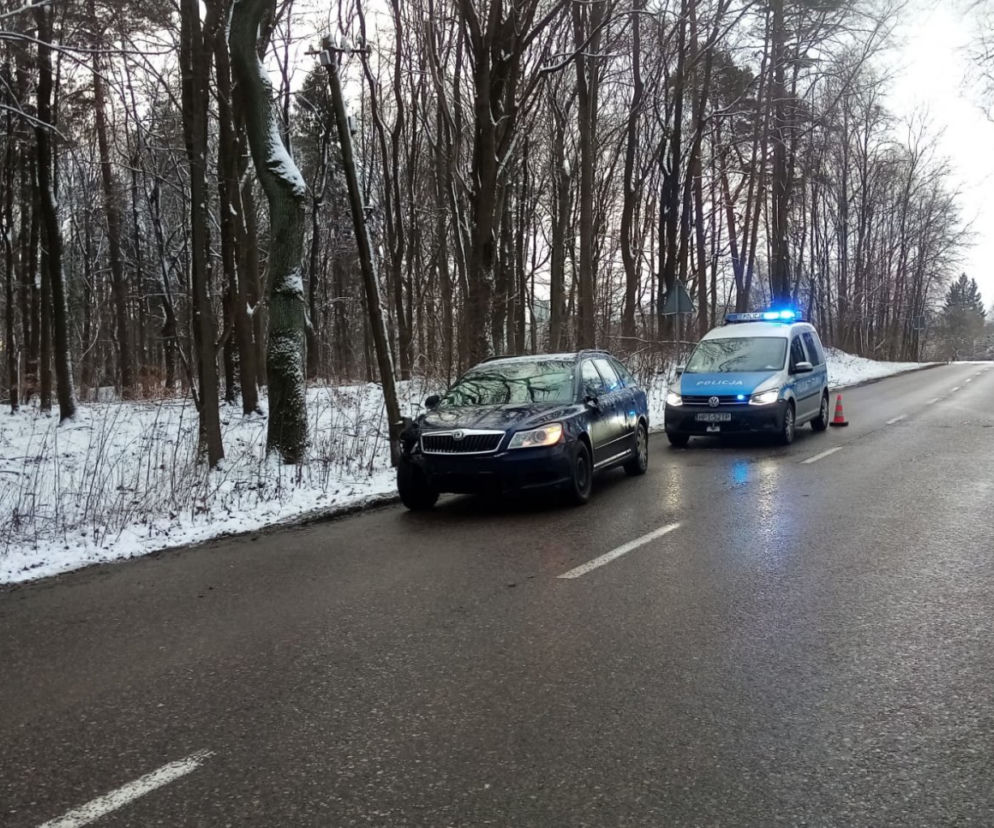 Olsztyn. Kierowca skody uszkodził radiowóz. Miał ponad 3 promile!