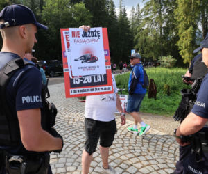 Protesty przeciwko konnemu transportowi nad Morskim Okiem