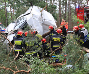 WYPADEK SAMOCHODOWY AUTO UDERZYŁO W DRZEWO