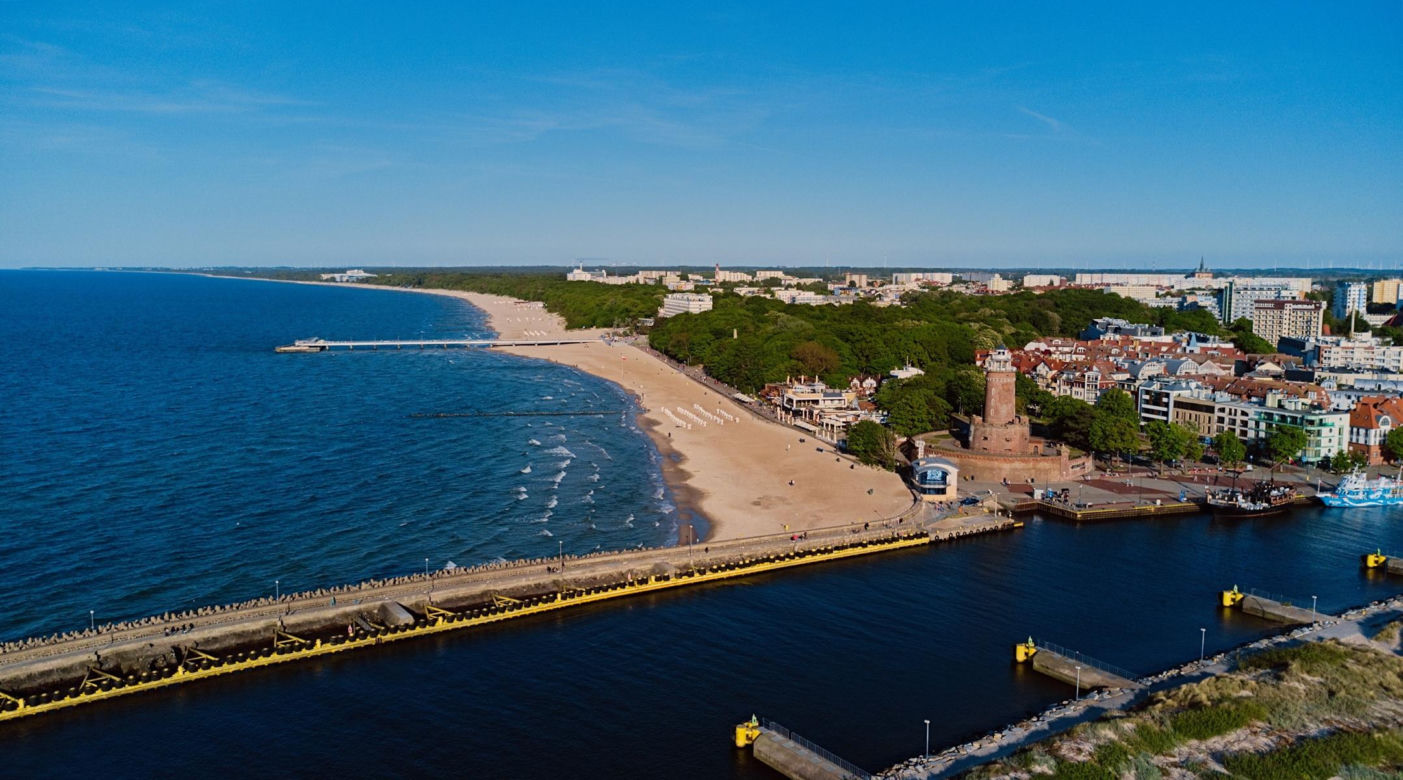 Kołobrzeg – jedno z najpopularniejszych nadmorskich miast z szerokimi plażami, latarnią morską, molo i uzdrowiskowym klimatem.