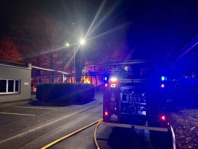 Pożar na terenie dawnej rafinerii w Czechowicach-Dziedzicach. Czarny dym nad miastem