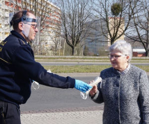Zakrywanie twarzy OBOWIĄZKOWE! Na Śląsku strażnicy rozdają maski ZA DARMO 