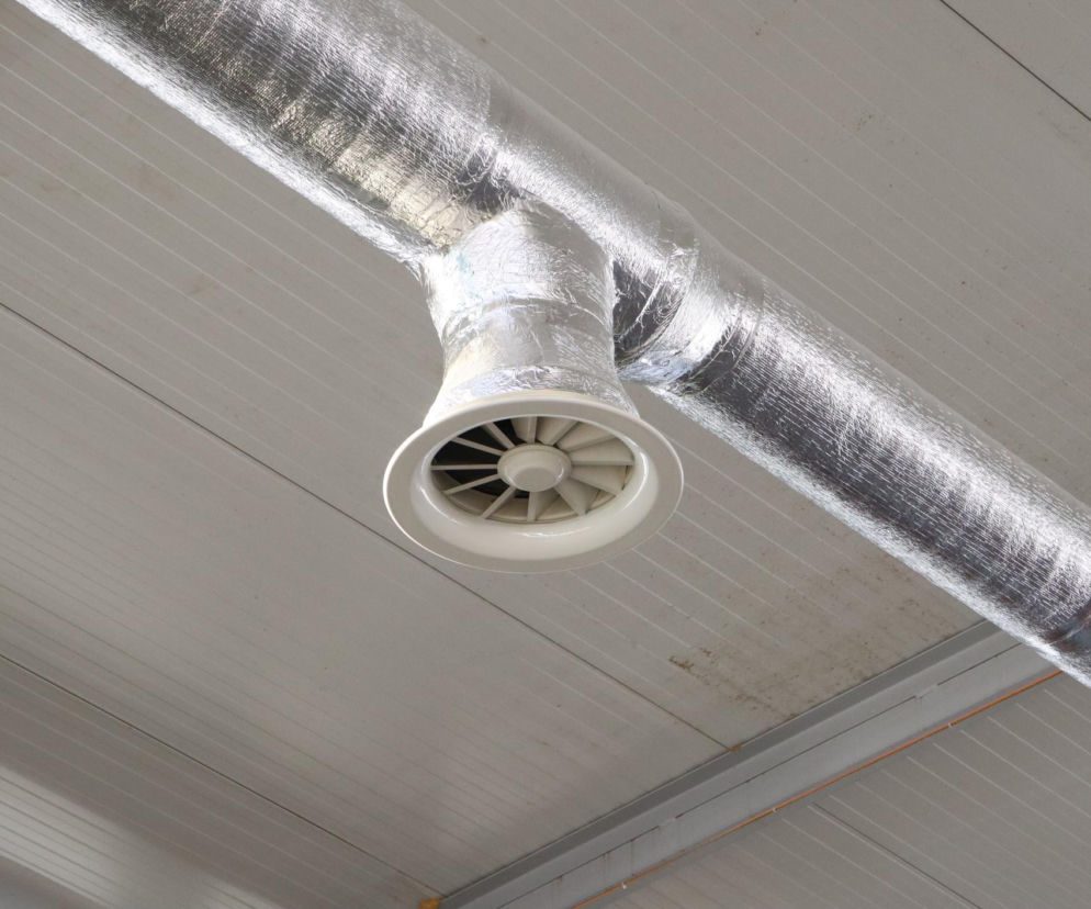 Wentylacja hybrydowa: efektywność energetyczna i komfort pracy w halach przemysłowych