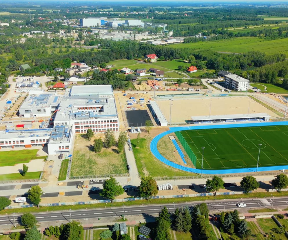 Budowa Centrum Rozwoju Strykowa z lotu ptaka. O nowoczesnej inwestycji za 166 mln zł przeczytasz na Architektura.