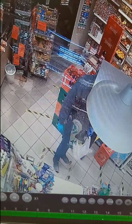 Napad z bronią w ręku na Żabkę w Oławie. Napastnik nacisnął na spust