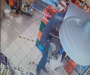 Napad z bronią w ręku na Żabkę w Oławie. Napastnik nacisnął na spust