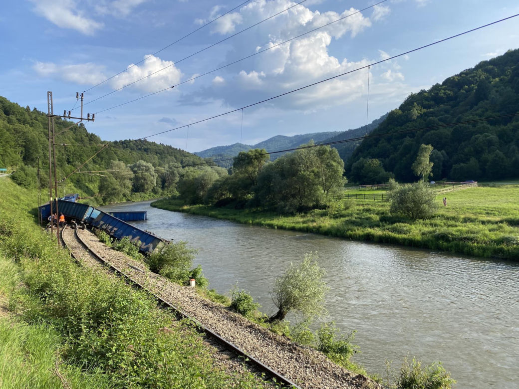 Pociąg wykoleił się i wpadł do rzeki! Groźny wypadek na torach