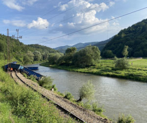 Pociąg wykoleił się i wpadł do rzeki! Groźny wypadek na torach