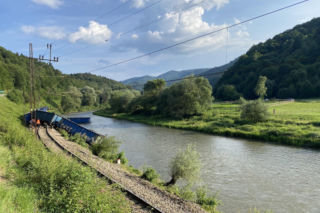 Pociąg wykoleił się i wpadł do rzeki! Groźny wypadek na torach
