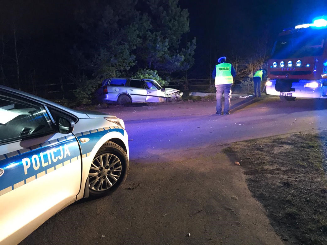 Jechał autem pijany jak bela i wbił się w słup. Jego pasażer ZGINĄŁ na miejscu