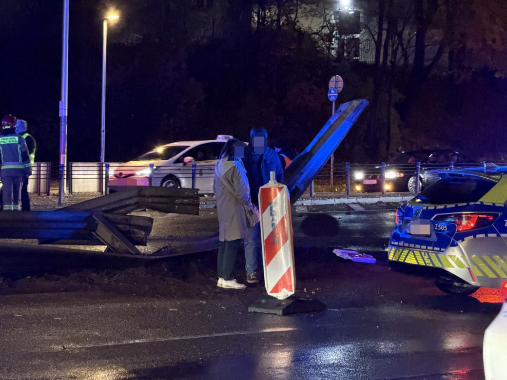 Auto rosyjskiej ambasady dachowało w Warszawie! Odłamki uszkodziły inne pojazdy