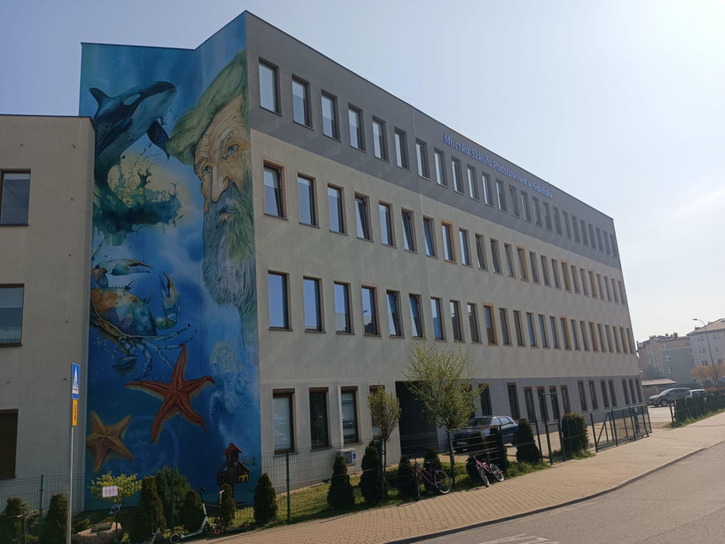 Mural z Aleksandrem Dobą na ścianie Morskiej Szkoły Podstawowej na gdańskim Ujeścisku
