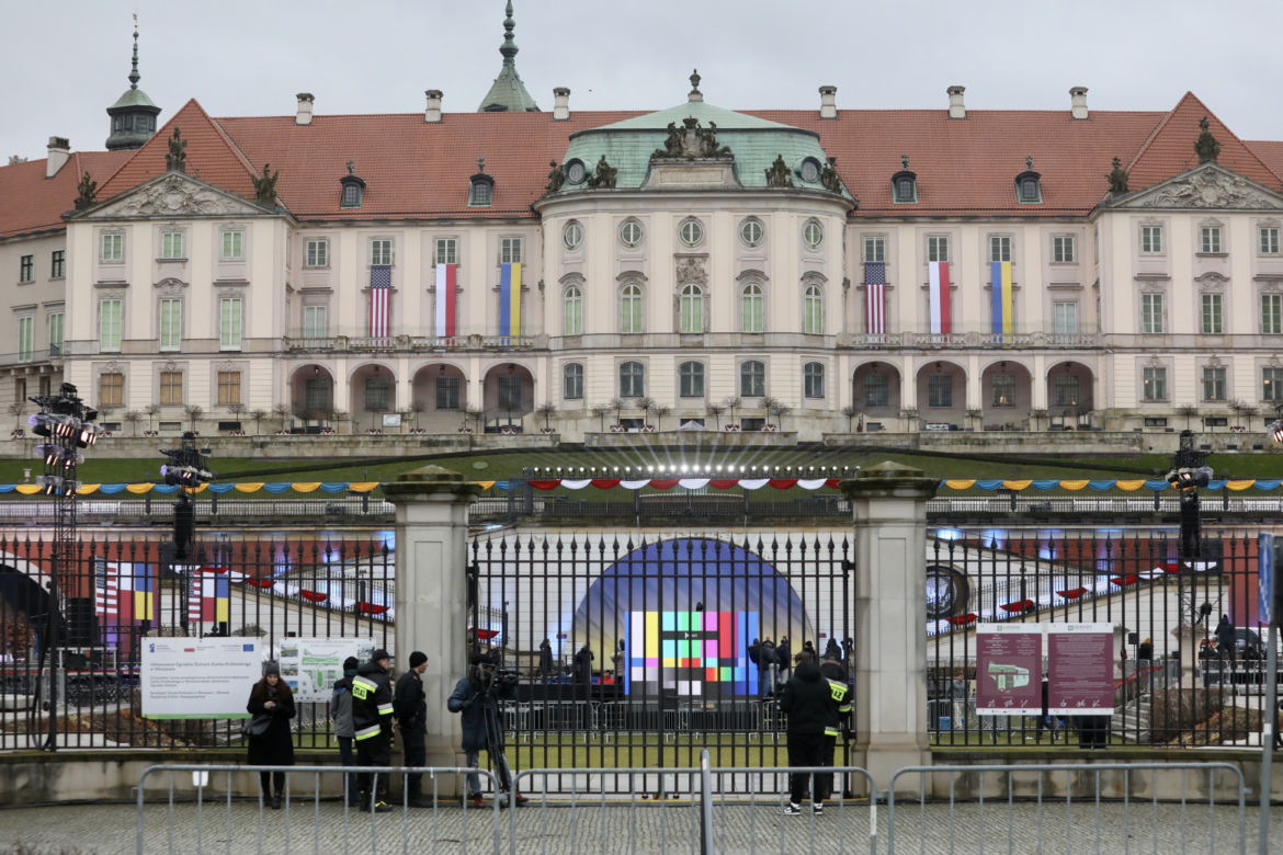 Przygotowania do wystąpienia Joe Bidena w Warszawie
