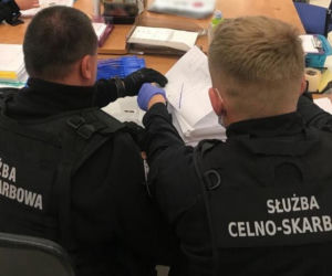Ubrania z Chin warte 9 mln zł. Spółka z Mazowsza zdemaskowana