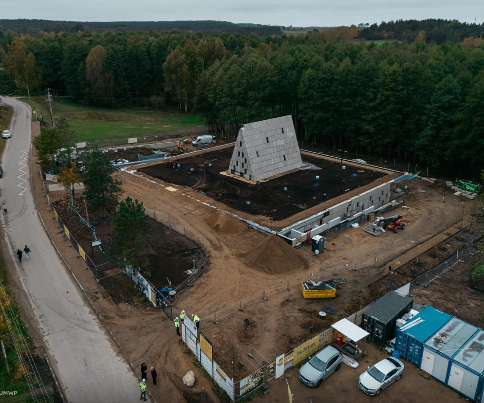 Plac budowy Muzeum ks. Popiełuszki w Okopach z lotu ptaka. O postępach prac przeczytasz na portalu Architektura.