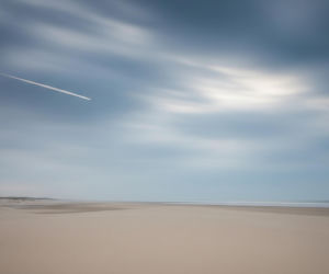 Myśliwiec F-16 w akcji. Co zestrzelił nad plażą w Dubaju?