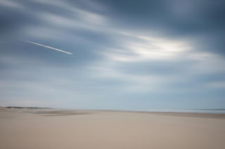 Myśliwiec F-16 w akcji. Co zestrzelił nad plażą w Dubaju?