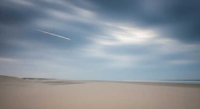 Myśliwiec F-16 w akcji. Co zestrzelił nad plażą w Dubaju?