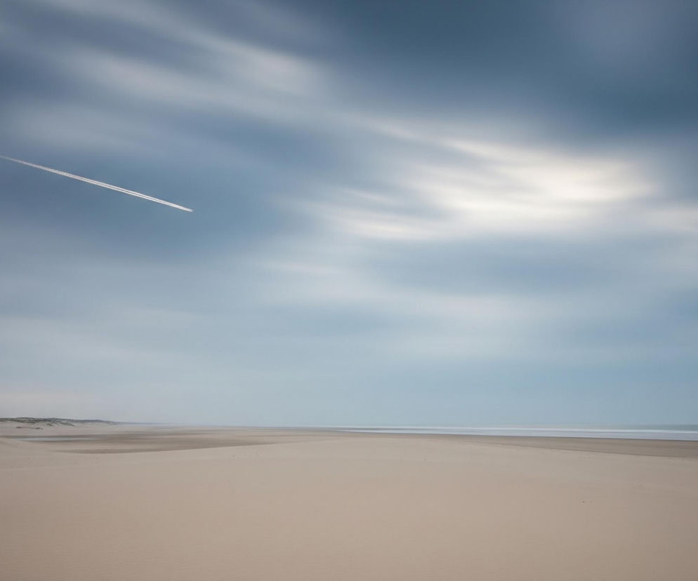 Myśliwiec F-16 w akcji. Co zestrzelił nad plażą w Dubaju?