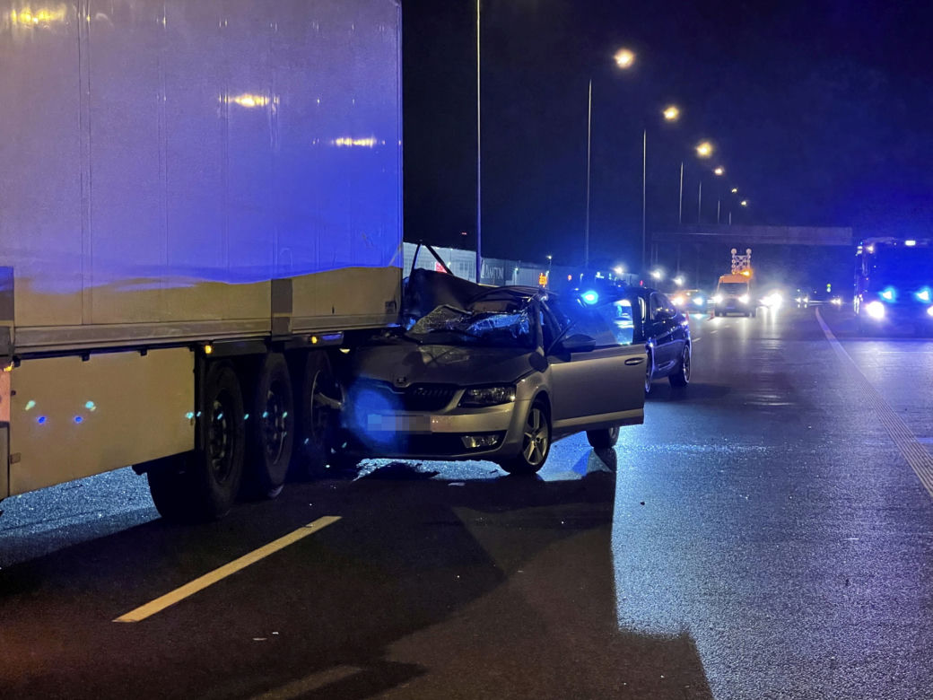 Wypadek na A2 pod Grodziskiem Mazowieckim. Skoda z rodziną z dziećmi wbiła się w tira
