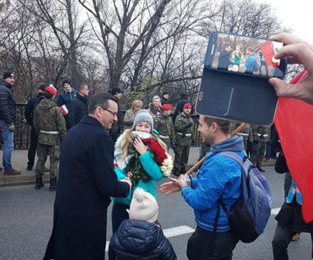 Oświadczył się na Marszu Niepodległości. Premier Mateusz Morawiecki pogratulował zaręczyn