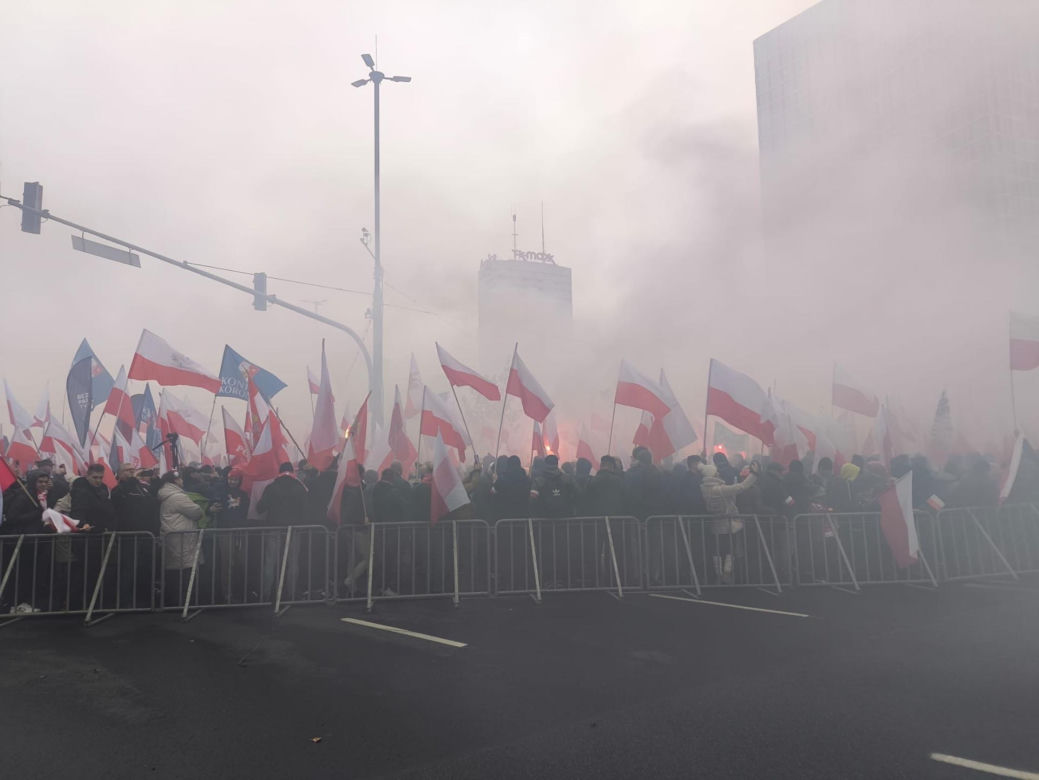 Marsz Niepodległości 2025 na żywo. Relacja z Warszawy. "Chcę zobaczyć Polskę samodzielną i niezakompleksioną"