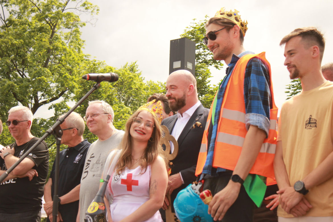Studenci opanowali Wrocław. Pochód juwenaliowy przeszedł ulicami miasta. Było śpiewająco! [ZDJĘCIA]