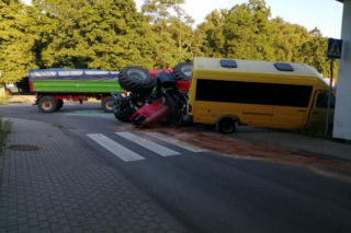 Bus wiozący pracowników uderzył w nasyp. Kierowca wyprzedzał na podwójnej ciągłej