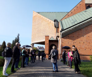 Protest pod kościołem św. Antoniego w Lesznie