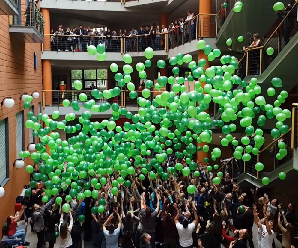 Studenci przybyli licznie i z zapałem rzucili się do łapania balonów