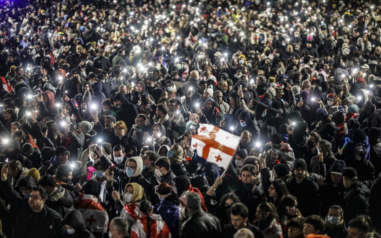 „Rewolucja fajerwerków”. Kolejna brutalna noc w Tbilisi 