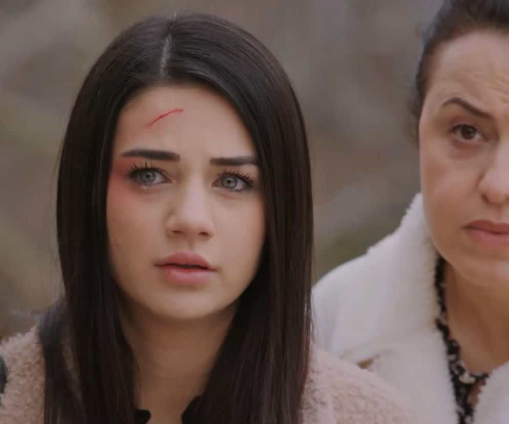 Bahar ze świeżą raną na czole i rozmazanym makijażem, z widoczną łzą w oku, patrzy w dal z determinacją. Za nią widać twarz Cavidan, która zaniepokojona spogląda w prawą stronę. Kobiety spiskują, aby pokrzyżować zaręczyny w serialu Miłość i nadzieja, o czym więcej na Super Seriale.