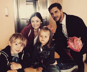 M jak miłość. Iza (Adriana Kalska), Marcin (Mikołaj Roznerski), Szymek (Staś Szczypiński), Maja (Laura Jankowska)