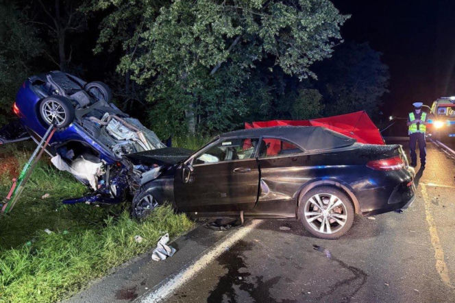 Dwa zniszczone auta po zderzeniu czołowym, jedno leży na dachu. O tragedii w Kamionnie przeczytasz na SE.