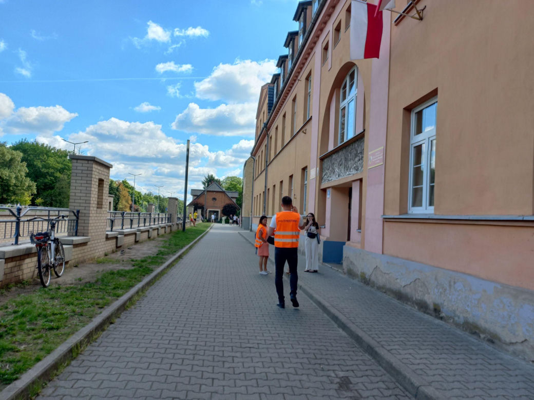 Ewakuowano ponad 850 uczniów i pracowników szkół i pływalni w Lesznie. Akcja służb na Jana Pawła II