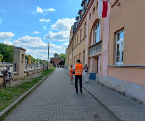 Ewakuowano ponad 850 uczniów i pracowników szkół i pływalni w Lesznie. Akcja służb na Jana Pawła II