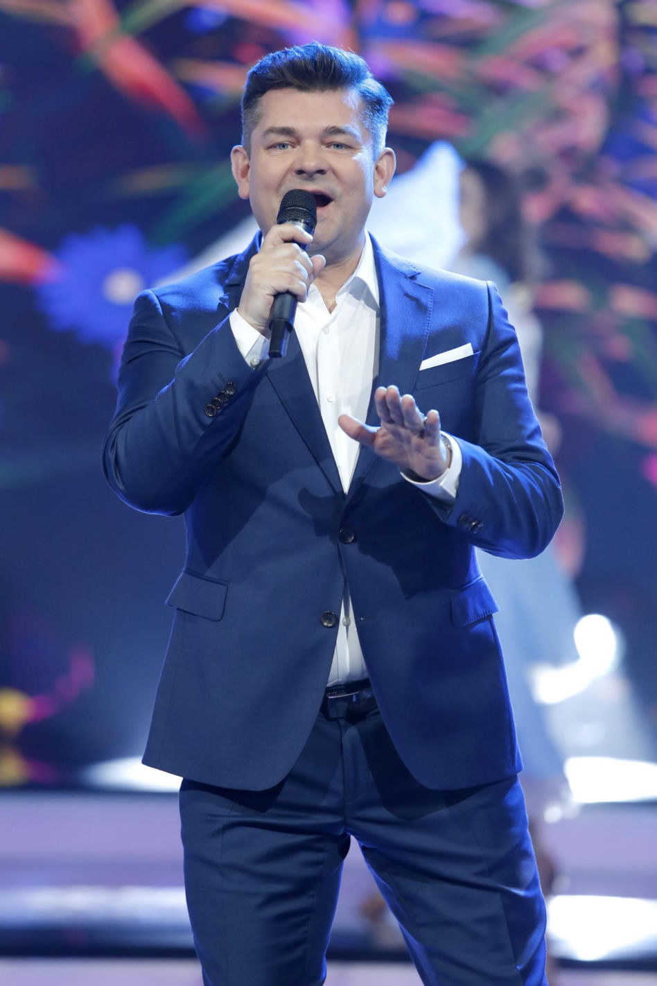 Tak Zenon Martyniuk zmieniał się przez lata. Na początku kariery nosił zupełnie inną fryzurę