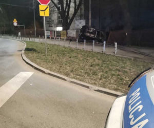 Dłutów. 22-latek wylądował volkswagenem na szkolnym ogrodzeniu. Jak to się stało?! [FOTO]