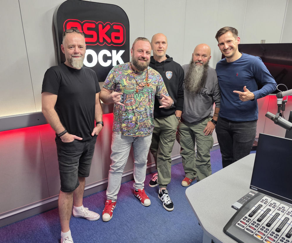 Muzycy zespołu Napad w studiu radiowym obok logo Eska Rock. O rocku na emigracji przeczytasz na Mediateka.