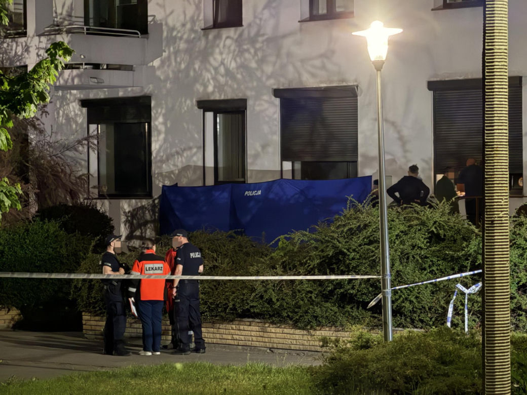 Roman mieszkał z rozkładającym się ciałem brata. Kiedy pojawiły się służby, skoczył z okna i zginął
