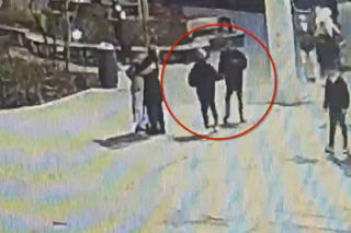 Skatował 20-latka na oczach kamer. Policja pokazała, co stało się w centrum Warszawy