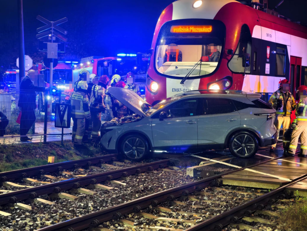 Nie obchodził go znak STOP. Nissanem wjechał wprost pod pociąg WKD