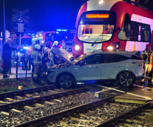 Nie obchodził go znak STOP. Nissanem wjechał wprost pod pociąg WKD