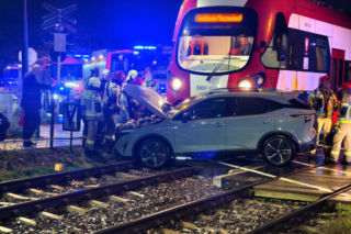 Nie obchodził go znak STOP. Nissanem wjechał wprost pod pociąg WKD