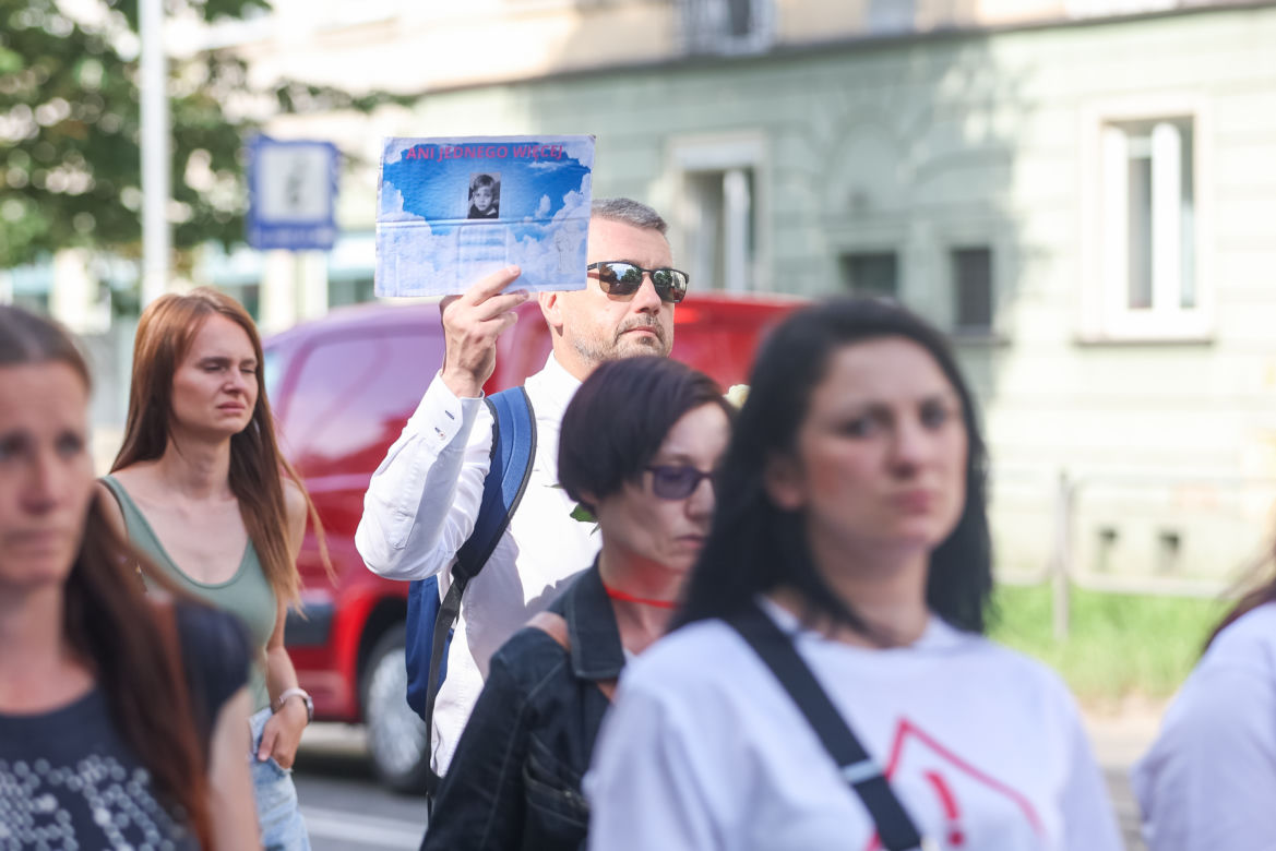 Biały Marsz dla Kamilka. Mieszkańcy Częstochowy przynieśli białe róże