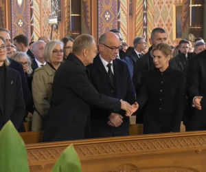 Gdy ludzie przekazywali sobie znak pokoju kamery pokazały Tuska i Nawrockiego. Tak się zachowali