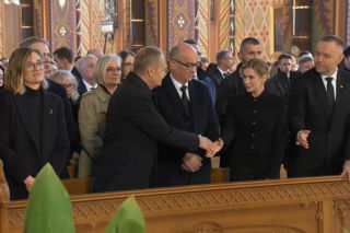 Gdy ludzie przekazywali sobie znak pokoju kamery pokazały Tuska i Nawrockiego. Tak się zachowali