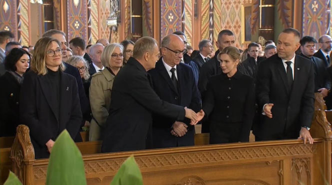 Gdy ludzie przekazywali sobie znak pokoju kamery pokazały Tuska i Nawrockiego. Tak się zachowali